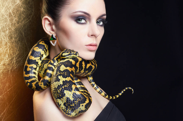 beautiful woman with Snake - Zdjęcie, obraz