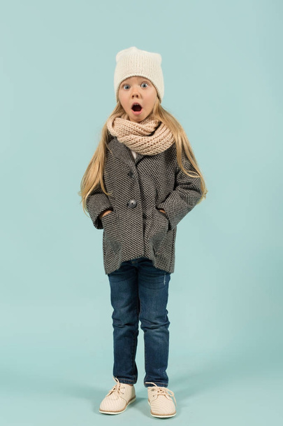 Blonde little girl in winter clothes - Foto, afbeelding