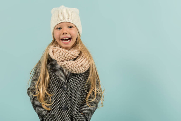 Szőke kislány téli ruhák - Fotó, kép