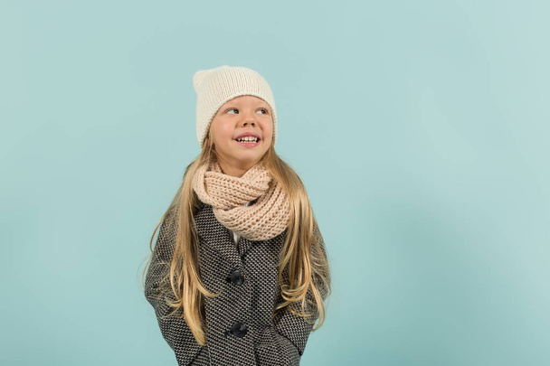 Blondi pieni tyttö talvivaatteissa
 - Valokuva, kuva