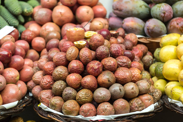 Frutas exóticas frescas en Mercado Dos Lavradores. Funchal, Madeira, Portugal - Foto, imagen