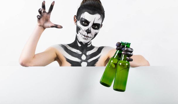 Donna con corpo scull art con bottiglie
 - Foto, immagini