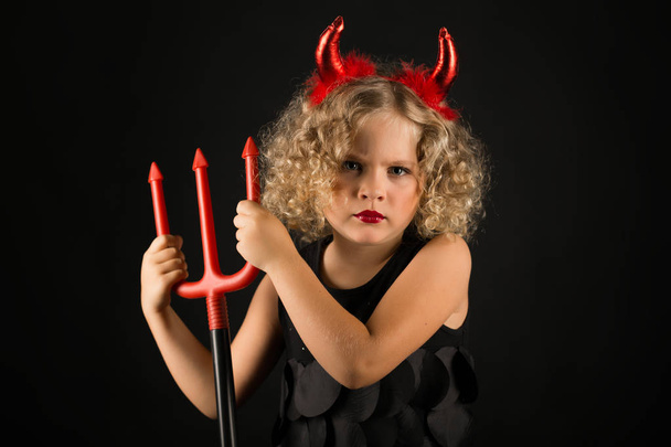 Little girl in devil costume - Foto, afbeelding
