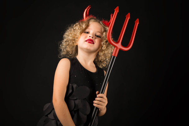 kislány az ördög jelmez - Fotó, kép