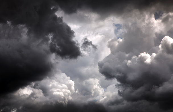 Dramatische Wolken im Hintergrund - Foto, Bild