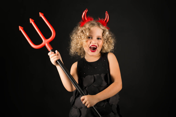 Little girl in devil costume - Fotoğraf, Görsel