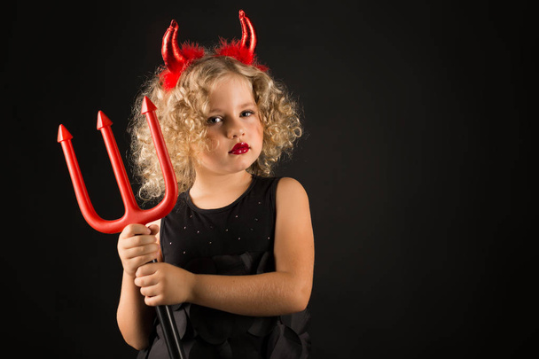 маленька дівчинка в костюмі диявола
 - Фото, зображення