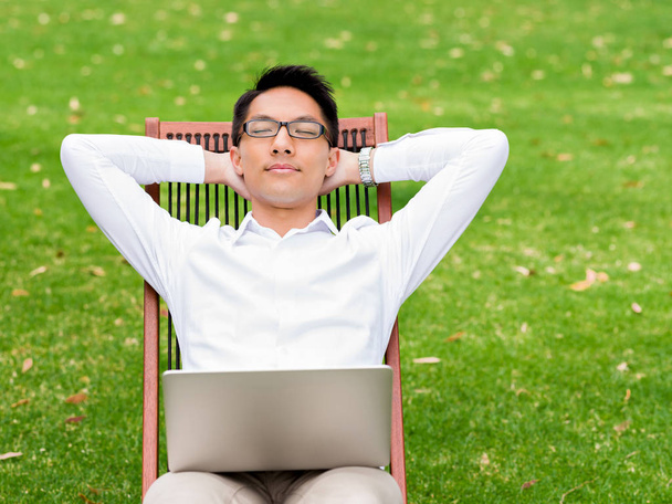 Young businessman relaxing during his break in park - Foto, Imagem