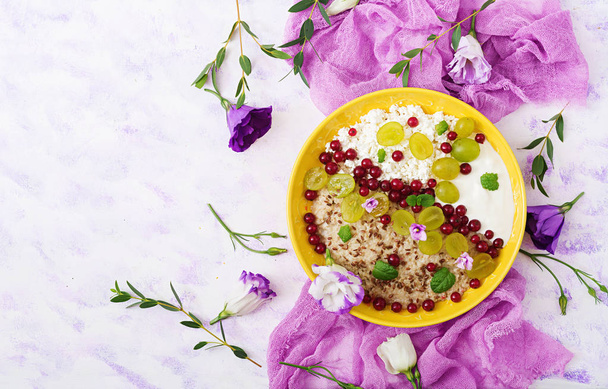 Delicious and healthy oatmeal with grapes - 写真・画像