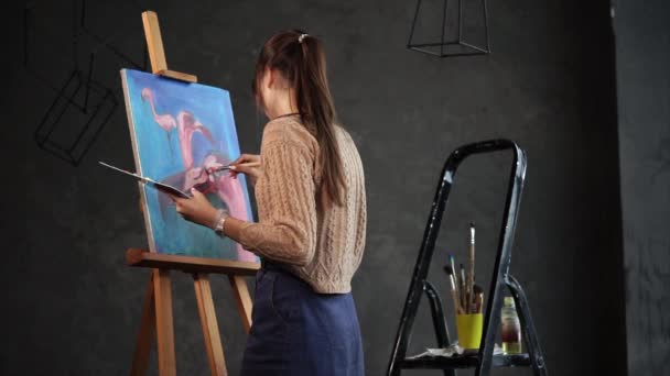 Bir kadın flamingolar farklı açılarda çizer, onun elinde bir palet boya ile olduğunu - Video, Çekim