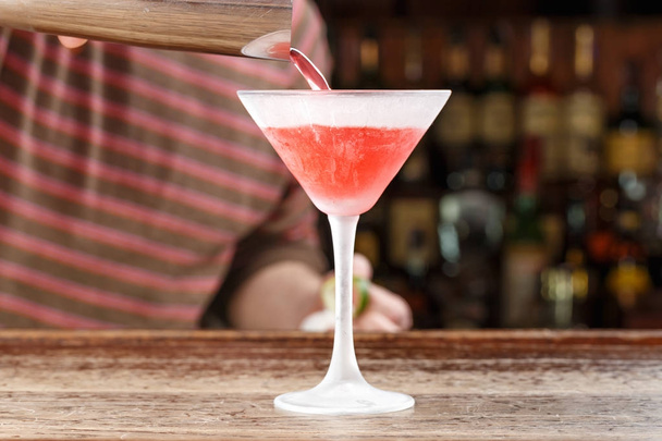 Cocktail kosmopolitischer Barkeeper gießt - Foto, Bild