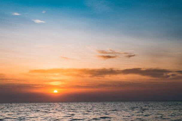 Coucher de soleil nuageux sur l'océan. Contexte de la paix
 - Photo, image