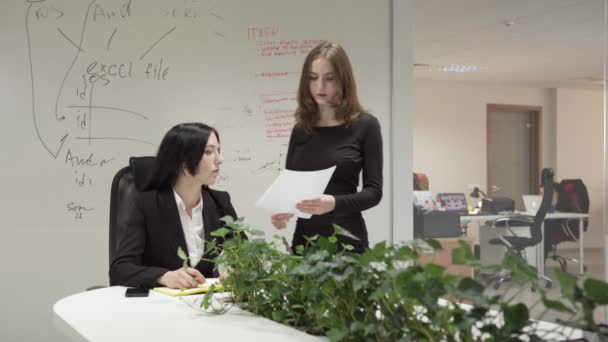 Mujer muestra documentos a su jefe
 - Metraje, vídeo