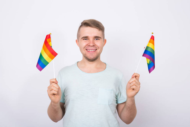 Hombre sosteniendo la bandera LGBT de cerca. Concepto de minoría sexual
 - Foto, imagen