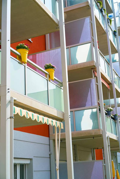 kleurrijke balkon gevel  - Foto, afbeelding