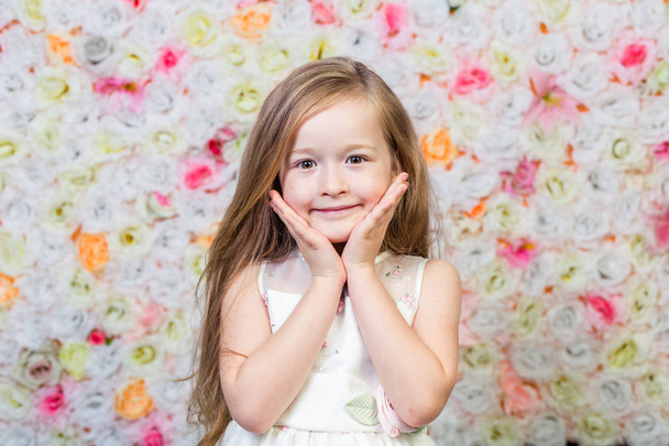 Portret van meisje op floral achtergrond      - Foto, afbeelding