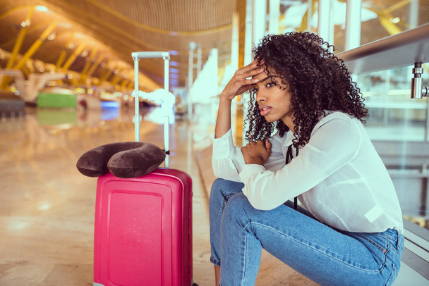 negro Mujer molesto y frustrado en el aeropuerto con vuelo cancelado
 - Foto, Imagen