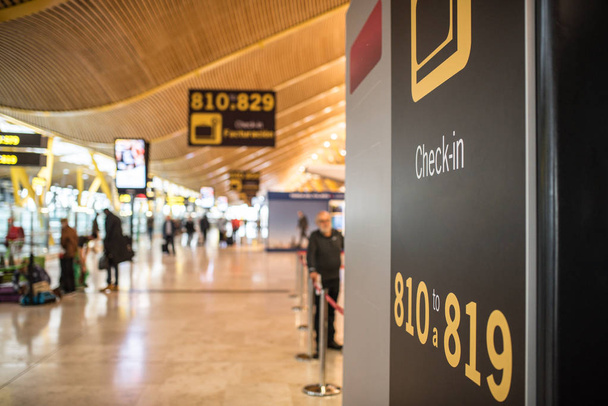 аэропорт внутри терминала и стойка регистрации
 - Фото, изображение