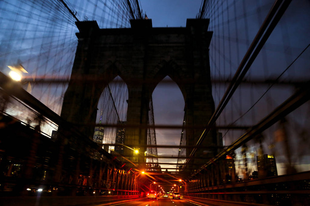  The Brooklyn Bridge. Night. Speed. Ride the Brooklyn Bridge - Foto, Imagen