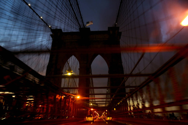  The Brooklyn Bridge. Night. Speed. Ride the Brooklyn Bridge - Foto, Imagen