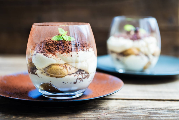 Tradycyjny włoski deser tiramisu w szklanym słoiku - Zdjęcie, obraz