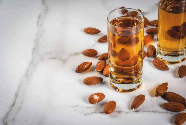 Golden almond liqueur - Φωτογραφία, εικόνα