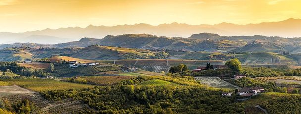 ευρύ πανόραμα της περιοχής Πιεμόντε της Βόρειας Ιταλίας, φθινόπωρο, unes - Φωτογραφία, εικόνα