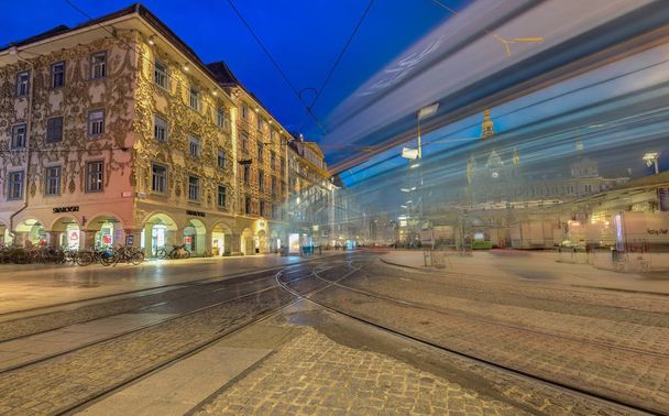 Graz het platform 's nachts - Foto, afbeelding