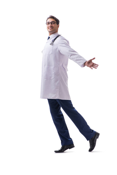 Jeune médecin debout marchant isolé sur backgr blanc - Photo, image