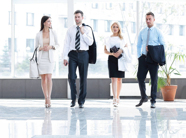 business people standing in the lobby of the modern office. - Foto, Imagen