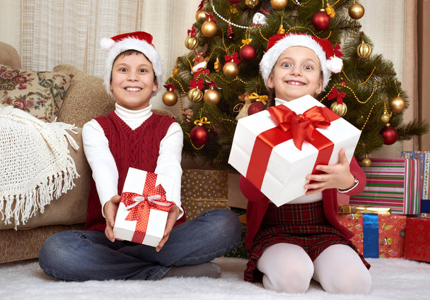 Niño en la decoración de Navidad en casa, emoción feliz, concepto de vacaciones de invierno
 - Foto, Imagen