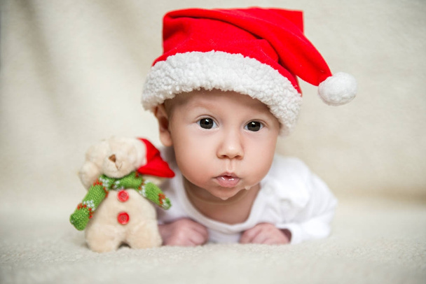 Petit bébé en casquette rouge du Père Noël célèbre Noël. Photo de Noël du bébé en bonnet rouge. Vacances du Nouvel An et sapin de Noël
. - Photo, image