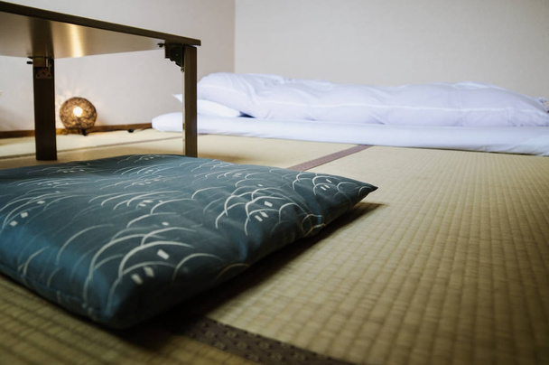 Geleneksel Japon Ryokan Oda tatimi paspaslar ve şilte, Japonya - Fotoğraf, Görsel