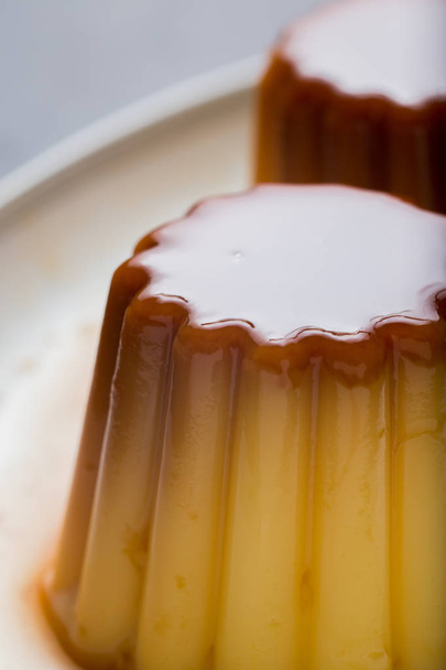 Крем-брюле. Традиційні французькі та італійські ванільний крем десерт з карамелі цукру. Смачний, солодкий, смачні страви. Копія простір - Фото, зображення