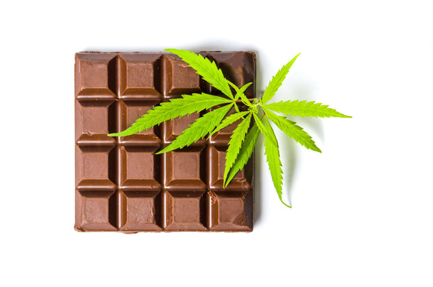 Schokoladenblock mit Marihuana-Blättern isoliert - Foto, Bild