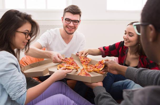 Studenten teilen sich Pizza auf Heimatparty - Foto, Bild