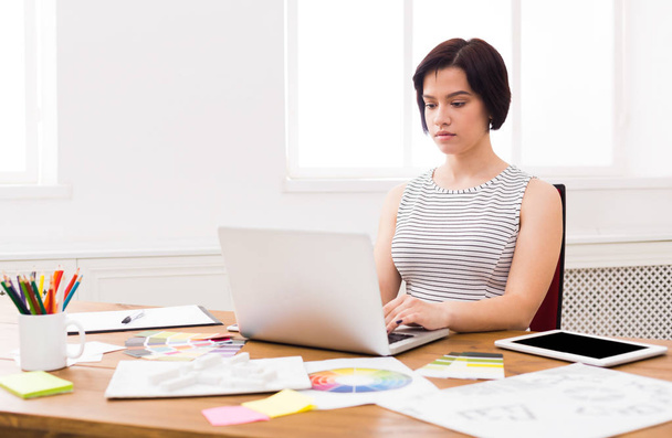 Business woman working on laptop at office - Φωτογραφία, εικόνα