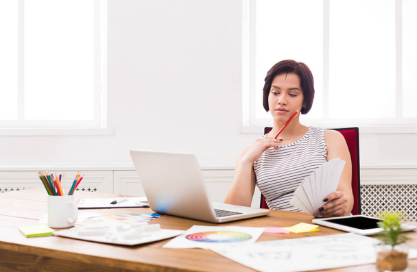 Mulher de negócios ler documento no desktop do escritório
 - Foto, Imagem