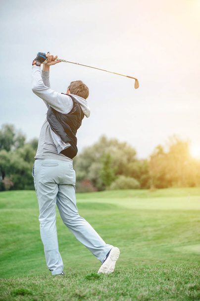 Man playing golf on a golf course - Foto, imagen