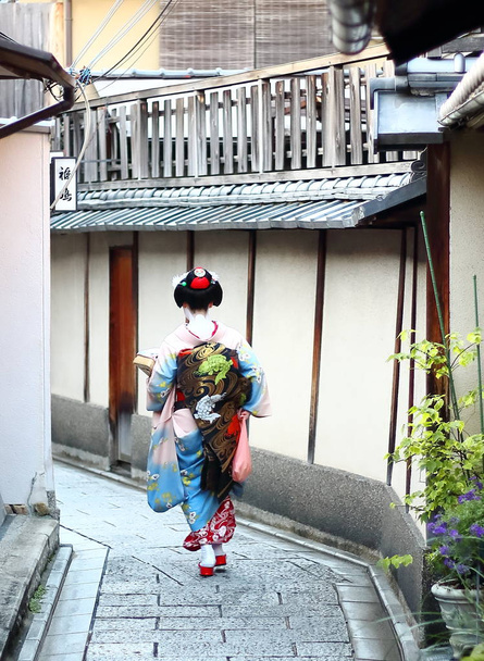 A Maiko sétál utcáin Gion szomszédságában a délutáni keres teaház, Kyoto, Japán - Fotó, kép
