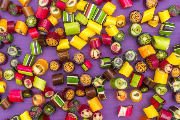 Una pila de caramelos coloridos recubiertos de caramelo
 - Foto, Imagen