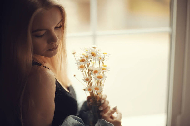 woman with camomile flowers - Foto, Imagem