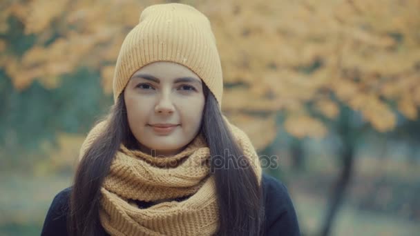 retrato de una hermosa chica en un parque en otoño
. - Metraje, vídeo