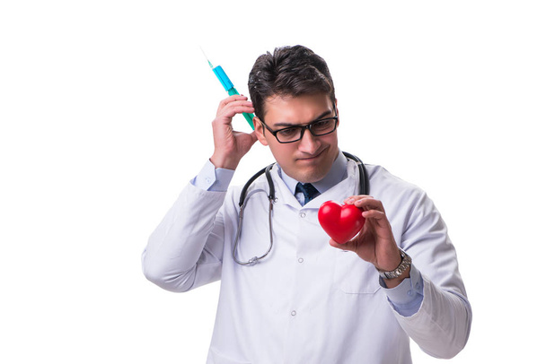Giovane medico cardiologo maschio in possesso di un cuore isolato su bianco
 - Foto, immagini