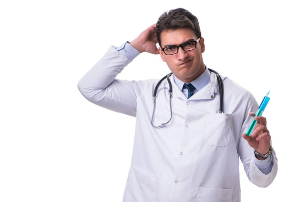 Giovane medico maschio con una siringa isolata su sfondo bianco
 - Foto, immagini