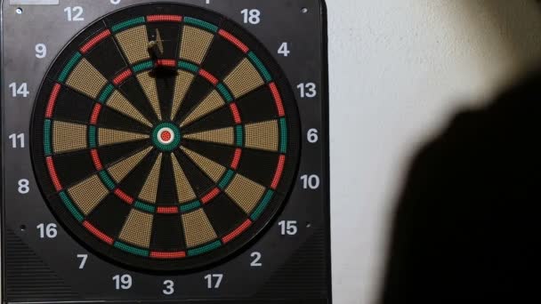 man playing a game of darts, focus on target - Footage, Video