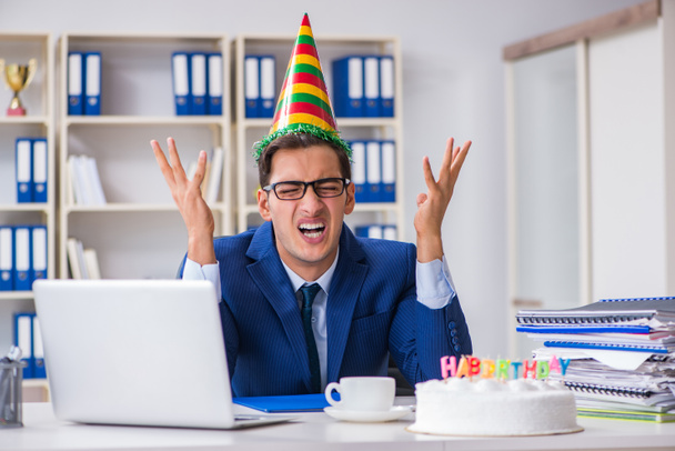 Egy férfi születésnapját ünnepli az irodában. - Fotó, kép
