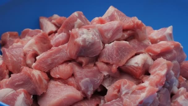 Ψιλοκομμένο ωμό βοδινό κρέας σε μπλε μπολ, το top view - Πλάνα, βίντεο
