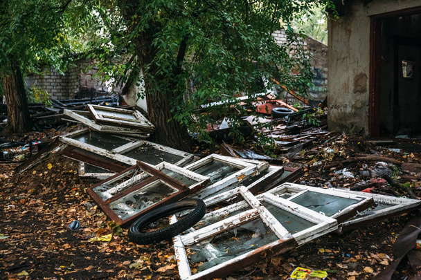 casa en ruinas, puede ser utilizado como consecuencias de la guerra, terremoto, huracán u otro desastre natural
 - Foto, Imagen