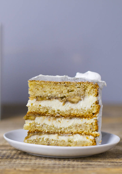 cada pedaço de bolo com banana e queijo
  - Foto, Imagem